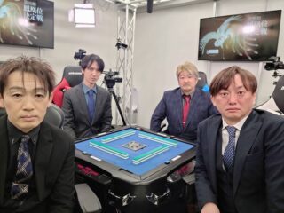 【初日はH柴田が４戦３勝の好スタート】

本日の対局者は
佐々木寿人(現鳳凰位)
前田直哉
HIRO柴田
吉田直

 



 

【１回戦】

東...