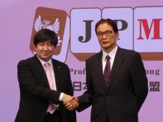 【日本将棋連盟 鈴木大介九段　日本プロ麻雀連盟 入会】

2023年5月11日14時00分、記者会見が行われました。


司会　襟川麻衣子

鈴木大介九段に、今回日本プロ麻雀連盟に入会す...