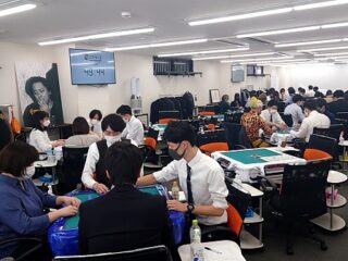 日本プロ麻雀連盟の４大タイトルの１つである王位戦。 ルールは一発裏ドラカンドラの無い日本プロ麻雀公式ルール。 今年のＡ級予選は10月30日(日)...